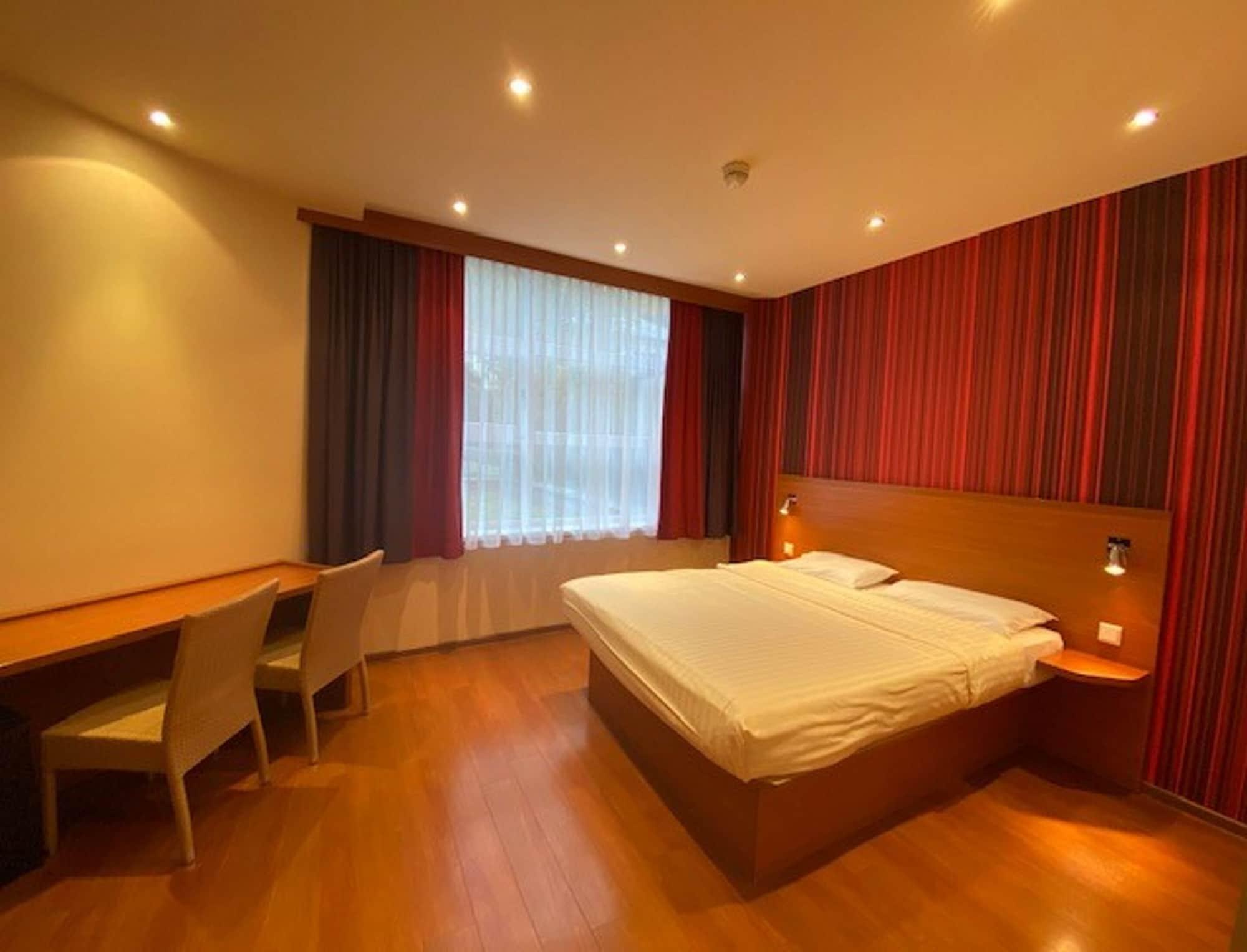 Leonardo Hotel Salzburg City Center Екстер'єр фото