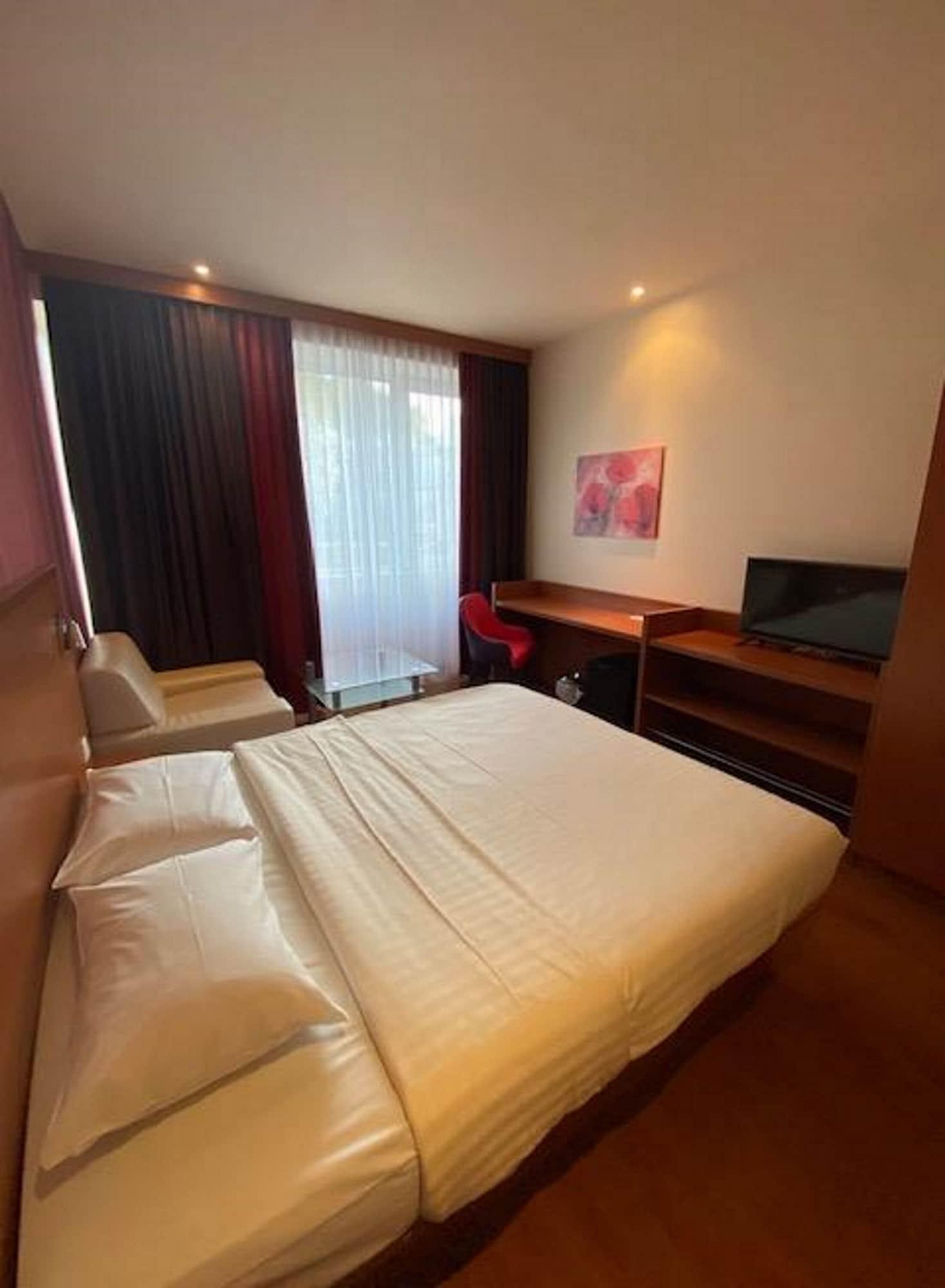 Leonardo Hotel Salzburg City Center Екстер'єр фото